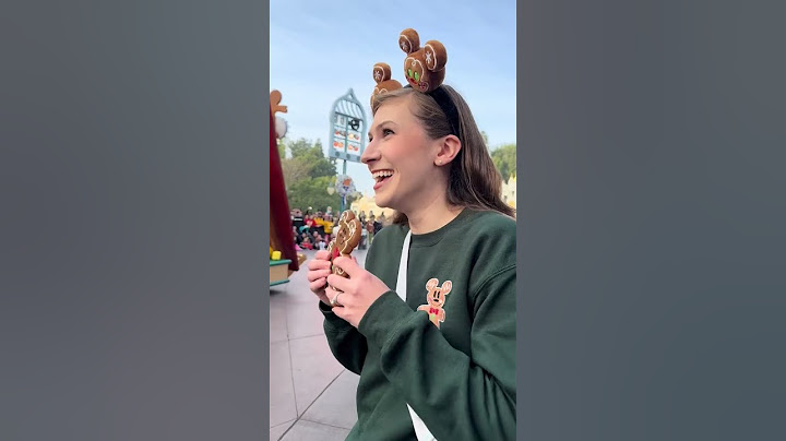 She ate WHAT in front of these gingerbread cookies???? #Disneyland#DisneyMagic#DisneyVibes#DisneyFoo