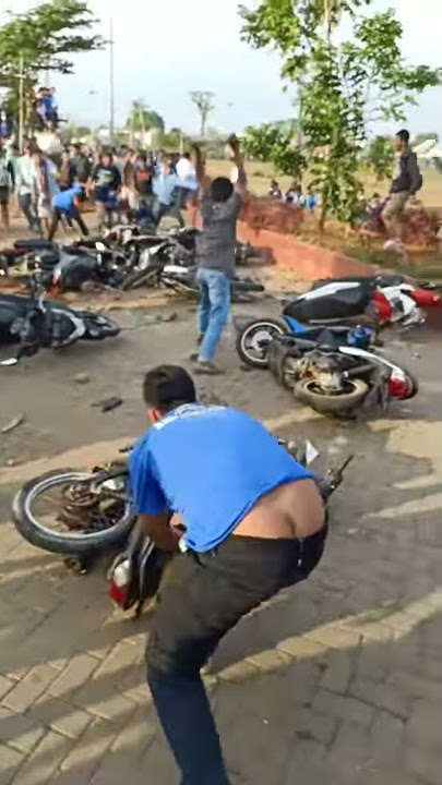 DETIK DETIK SUPORTER PERSIKU KUDUS MENYERANG KENDARAAN SUPORTER PERSIJAP JEPARA