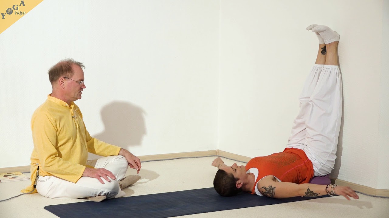 Halber Schulterstand mit Beinen an der Wand - Yoga Asana Lexikon