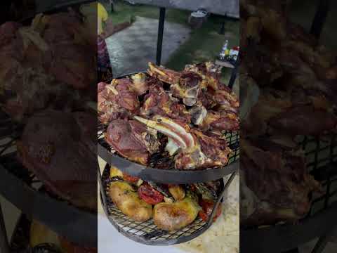 لحم متبل ومطمور او مردوم في الارض على الجمر