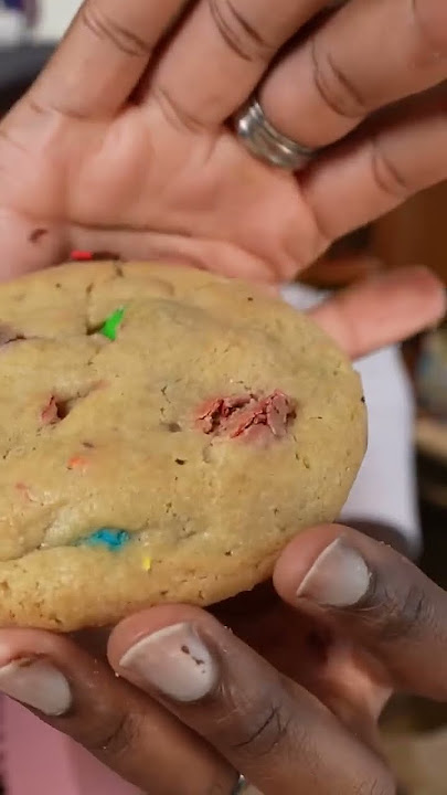 Crumbl VS Insomnia! WHICH ONE IS BETTER?!? #foodreview #cookies #dessert