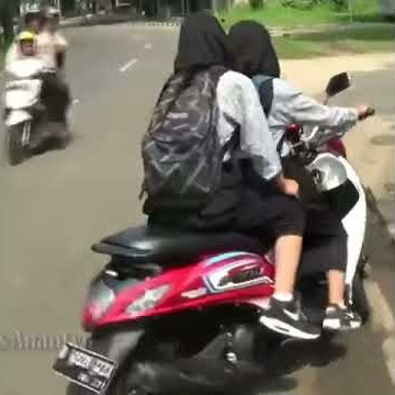 Video story wa // ngakak parah😂😂 ra minggir tabrak-!!!