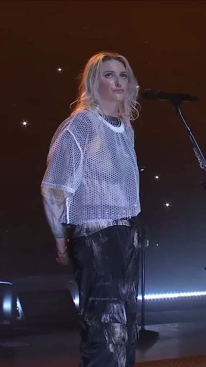 Emily Armstrong had a million thoughts in her head during moments like this... 🖤