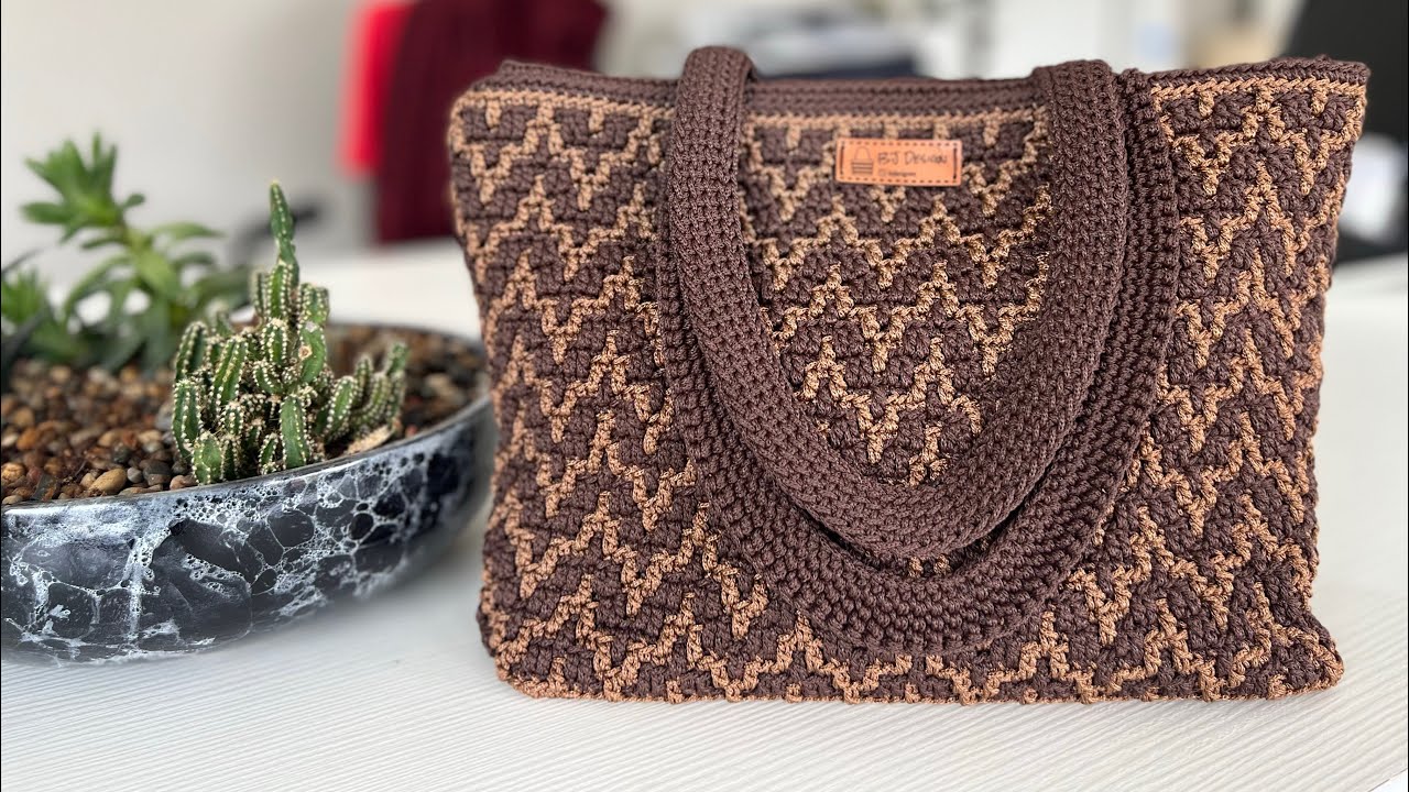 (Субтитры) Видеоурок по выкройке сумки крючком