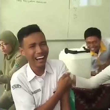 Anak Ini Ngomong JANCOK Saat Di Suntik