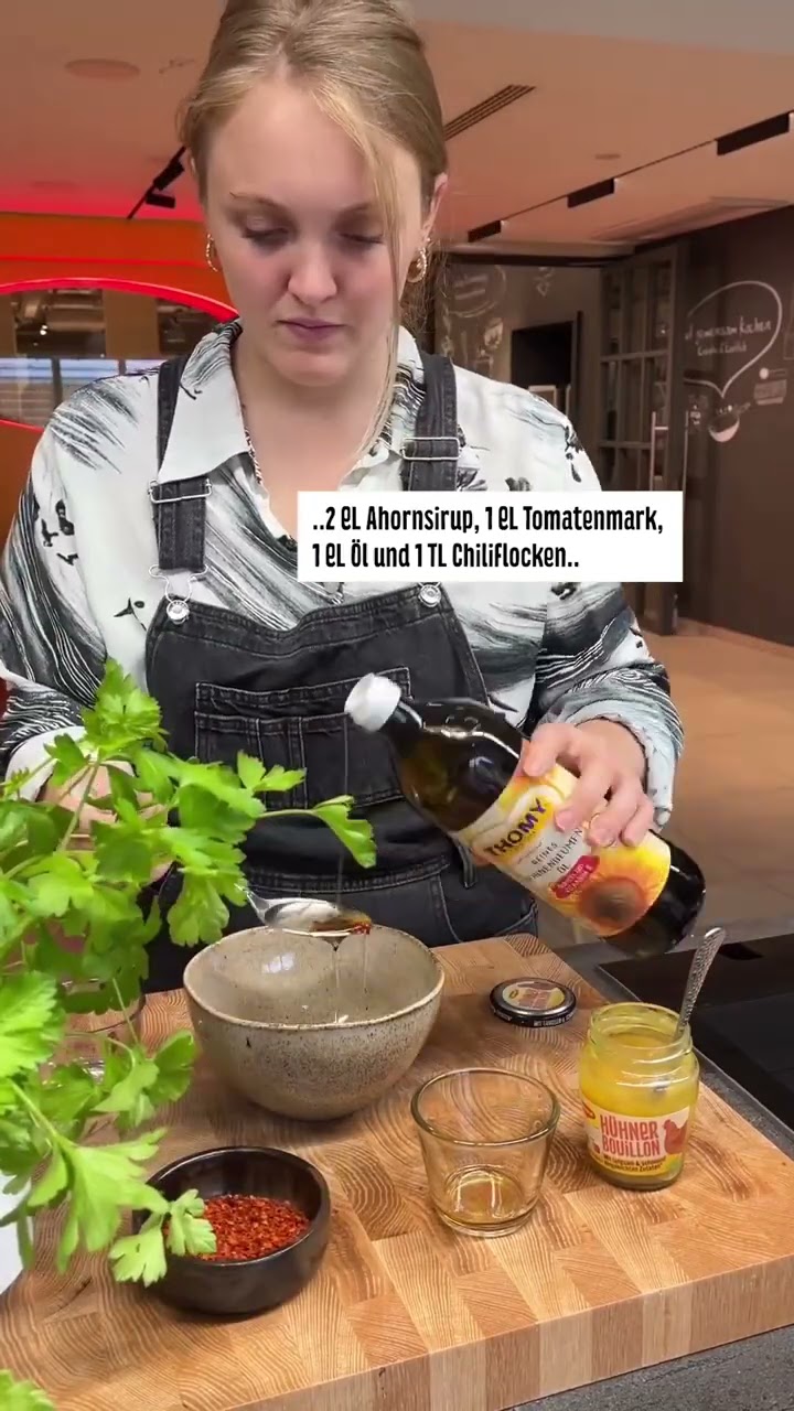 Unser Hähnchenbrustfilet wälzt sich in leckerer Bouillon-Marinade 🤤 # ...