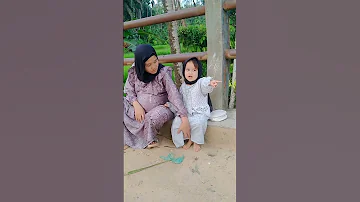 Aduh Ayam Tuh Pakai Sendal Dedek 