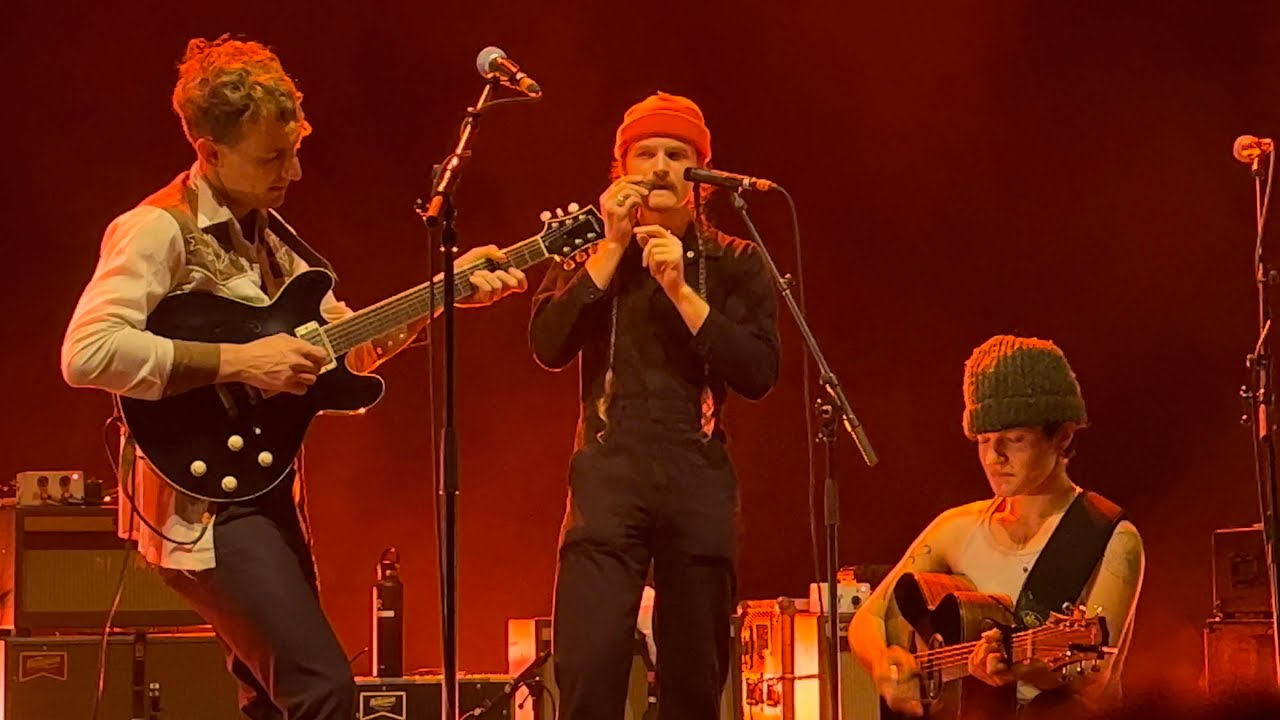 Big Thief - Spud Infinity (Live @ Eventim Apollo, London) - YouTube