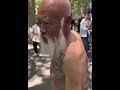 Китайский дедушка хвастается татуировкой с изображением российского президента
