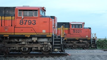 SD70ACes meet at Gribble Siding plus a nice K5HL on BNSF 8011!