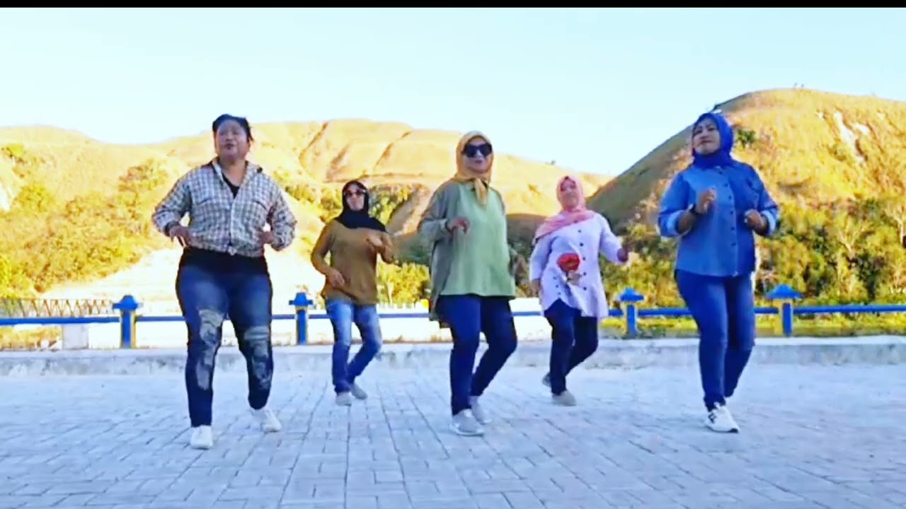 THE OLDER I GET _ LINE DANCE/Choreo Evan Line Dance/Demo Ita and Friends/Waingapu-Sumba Timur