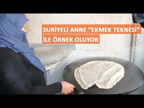 Suriyeli anne “ekmek teknesi” ile örnek oluyor