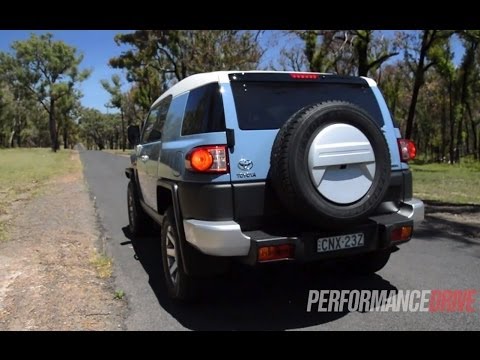 2014 Toyota FJ Cruiser 0-100km/h and engine sound