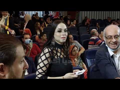 لحظات رومانسية بين الملحن محمد رحيم وزوجته مدربة الأسود أنوسة كوته خلال تكريمهم بالمركز الروسي