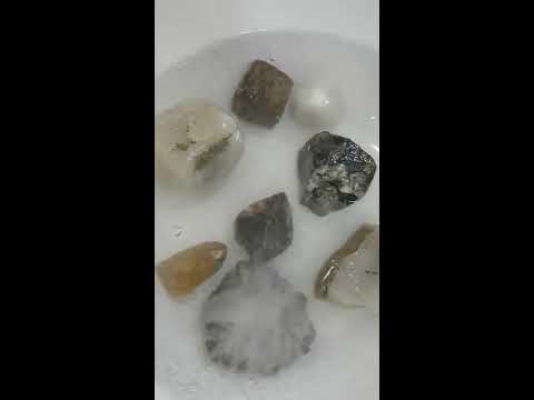 طريقة تنظيف الأحجار والمعادن من الشوائب الخارجية البسيطة التي لا تزول بالغسيل العادي