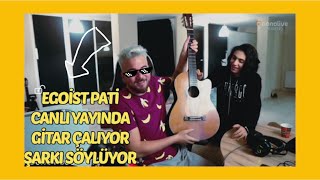 EGOİST PATİ YAYINDA GİTAR ÇALIP ŞARKI SÖYLÜYOR (MUHTEŞEM SES)