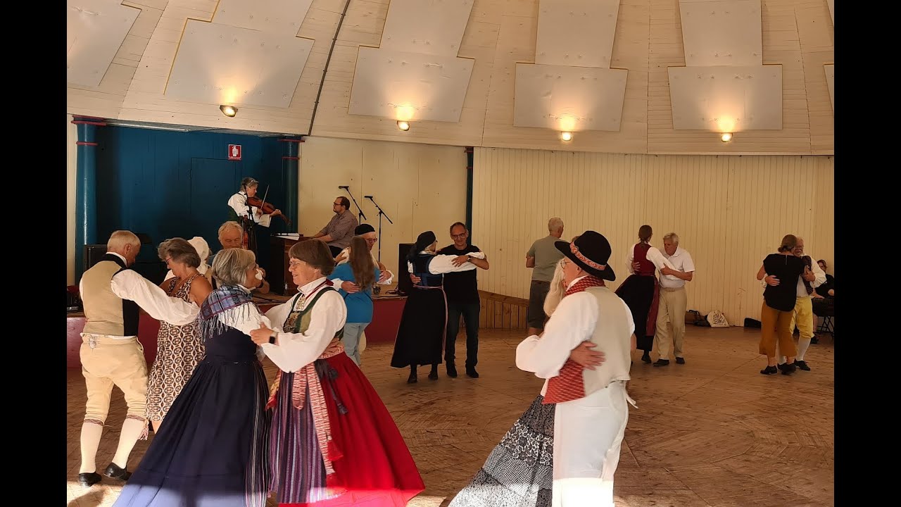 20250831 Karin och Lukas spelar till dans på rotundan