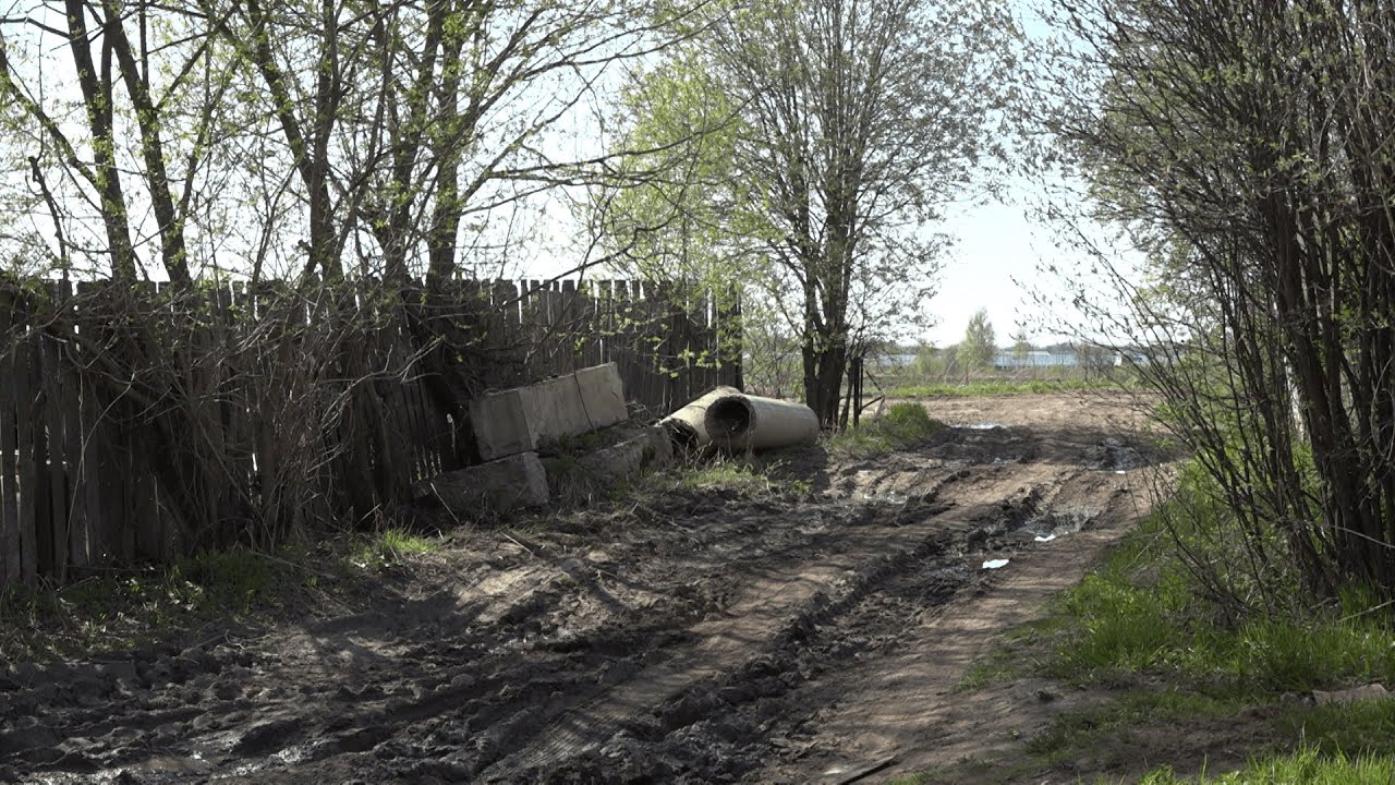 Деревня оказалась. Российская деревня. Деревня жителей. Жители Российской деревни. Дороги России.