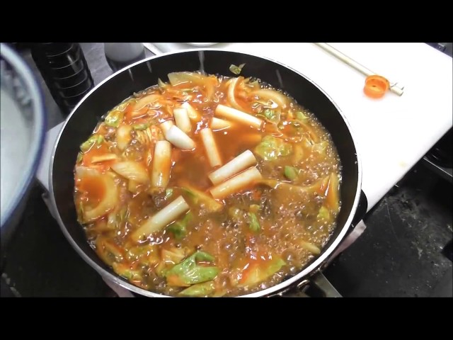 Korean home cooking! How to make Tteokbokki! - YouTube