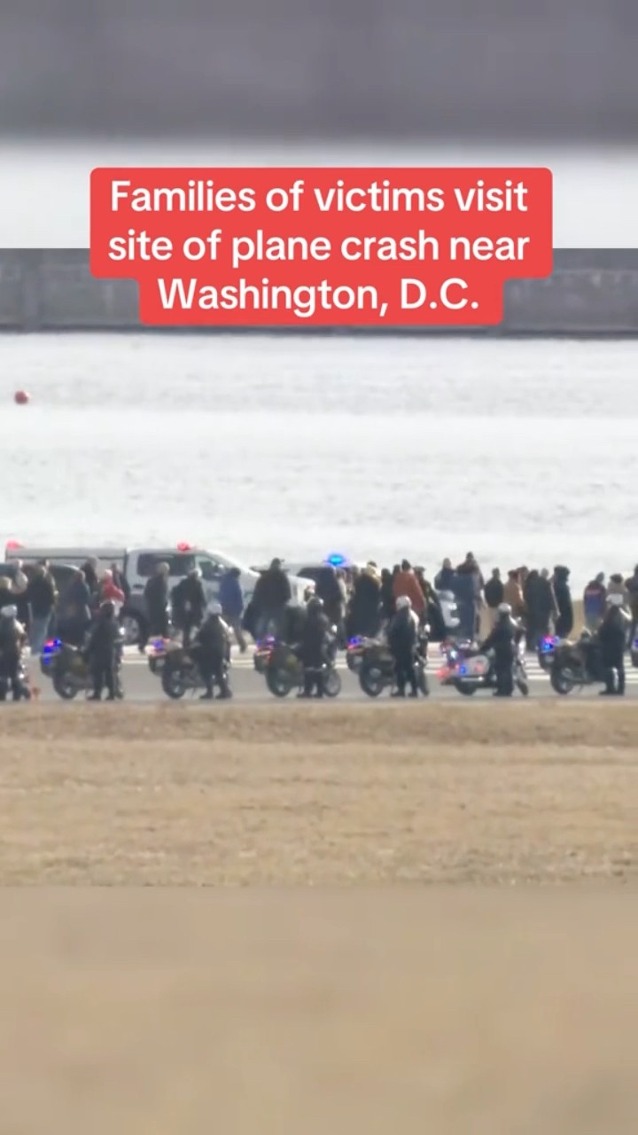 Families of victims visit site of plane crash near Washington, D.C. #shorts