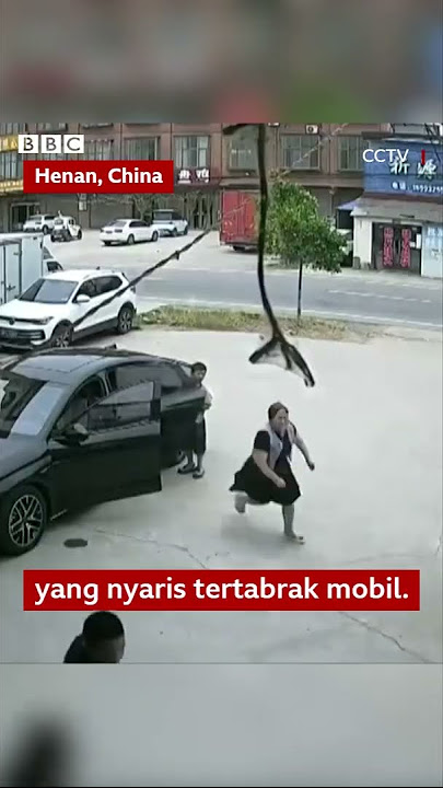Anak kecil hampir tertabrak mobil, diselamatkan kakaknya - BBC News Indonesia