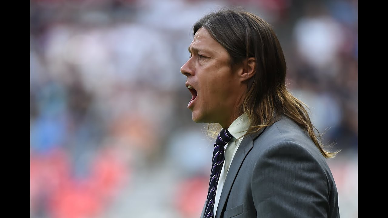 Fuera del campo de juego, Vela y Almeyda se tiran flores games people play