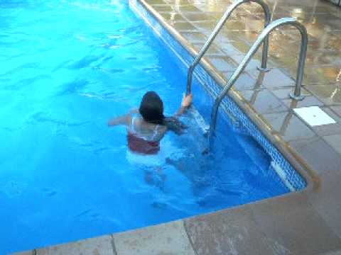 Cris en la piscina con ropa! xddd