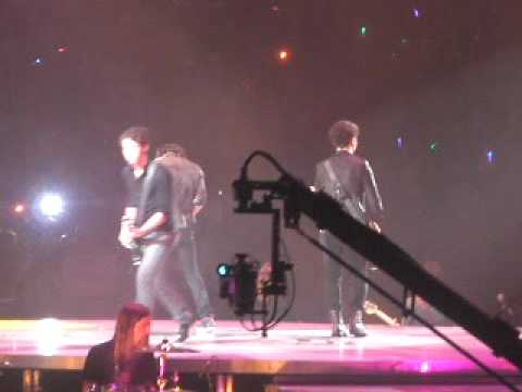 Jonas Brothers World Tour Opening- Paranoid-St. Louis