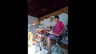 Renan tocando bateria