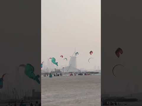 Kites are flying at kite beach #dubai #trending #beach #burjalarab #burjkhalifa #kitefestival #kites