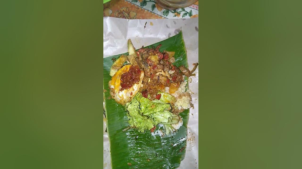 Makan, Alhamdulillah nasi bungkus daun pisang #nasibungkus #makanan #shorts Makan, Alhamdulillah nasi bungkus daun pisang #nasibungkus #makanan #shorts
