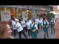 Китай. Сямэнь. Работники ресторана танцуют на улице