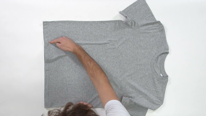 Comment plier rapidement un t-shirt : méthode en moins de 5 secondes