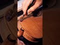🎻 EL BARNIZ ES DONDE EL VIOLÍN COBRA VIDA. Una capa fina, mano estable, y paciencia de taller. No…