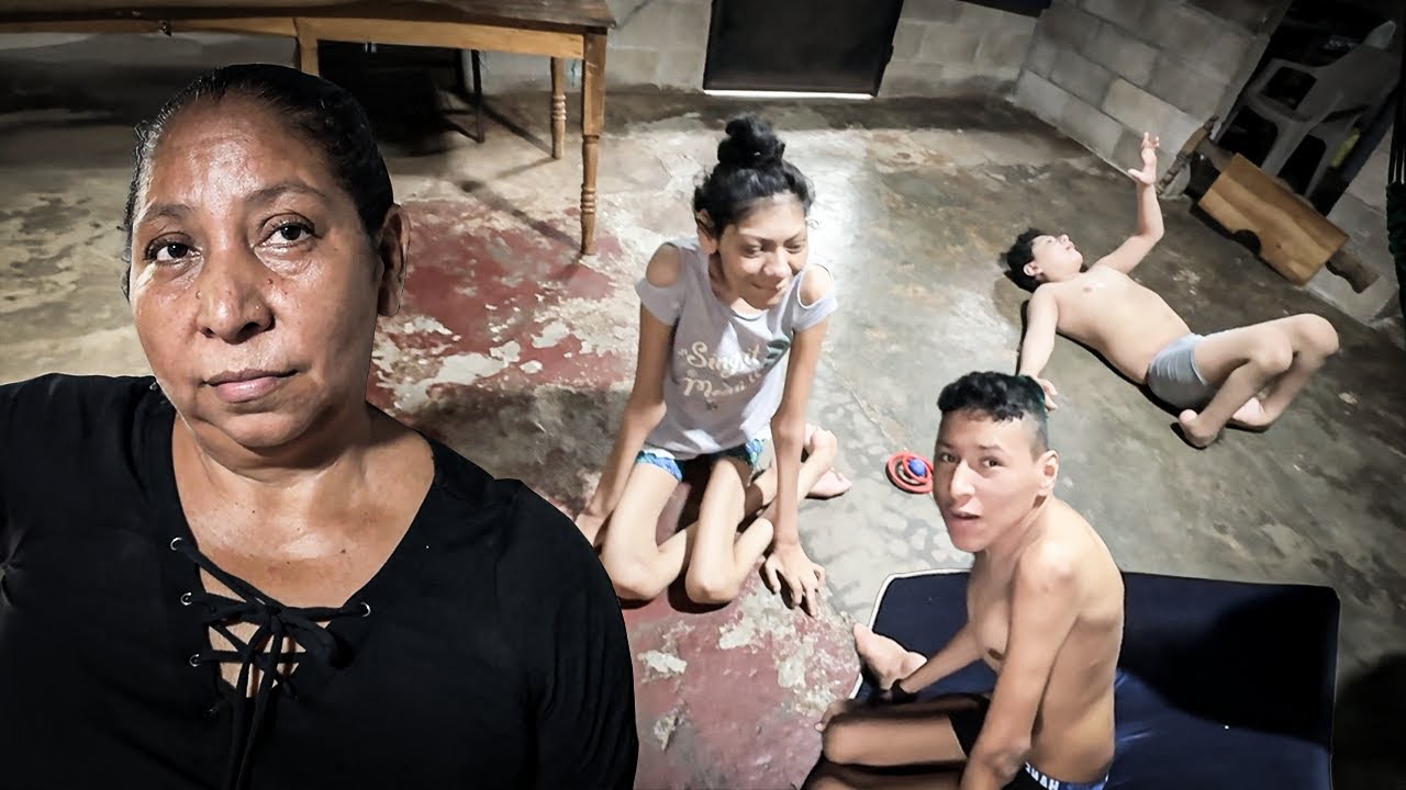 3 hijos en el suelo LA HISTORIA de una madre salvadoreña