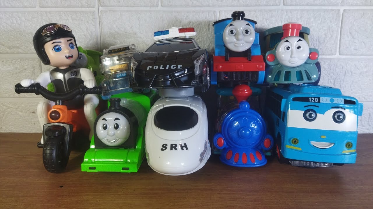 Colección de juguetes coloridos: trenes, autos y lindas amigas.