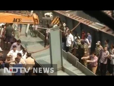 Kolkata flyover collapses, many feared killed, others trapped