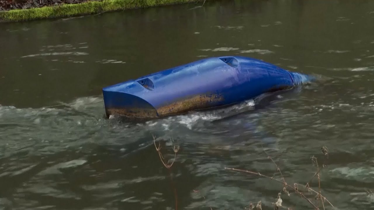 Floating power plant promises to transform hydropower industry - YouTube