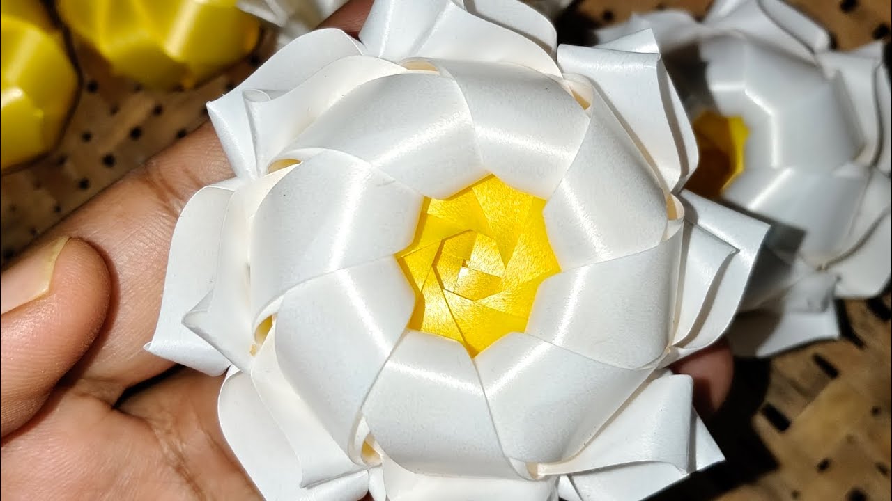 เหรียญโปรยทานดอกบัวพุทรัก