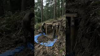 🪵 Secret underground wooden house, soft mattress on top… comfort like home even in the jungle! 🌲🪴