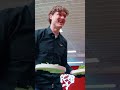 Dinner in der FC Twente Umkleide – 4 Fußballstars als Kellner?! 😄🍽️