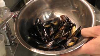 Как чистить Мидии/How to clean mussels #seafood #mussels