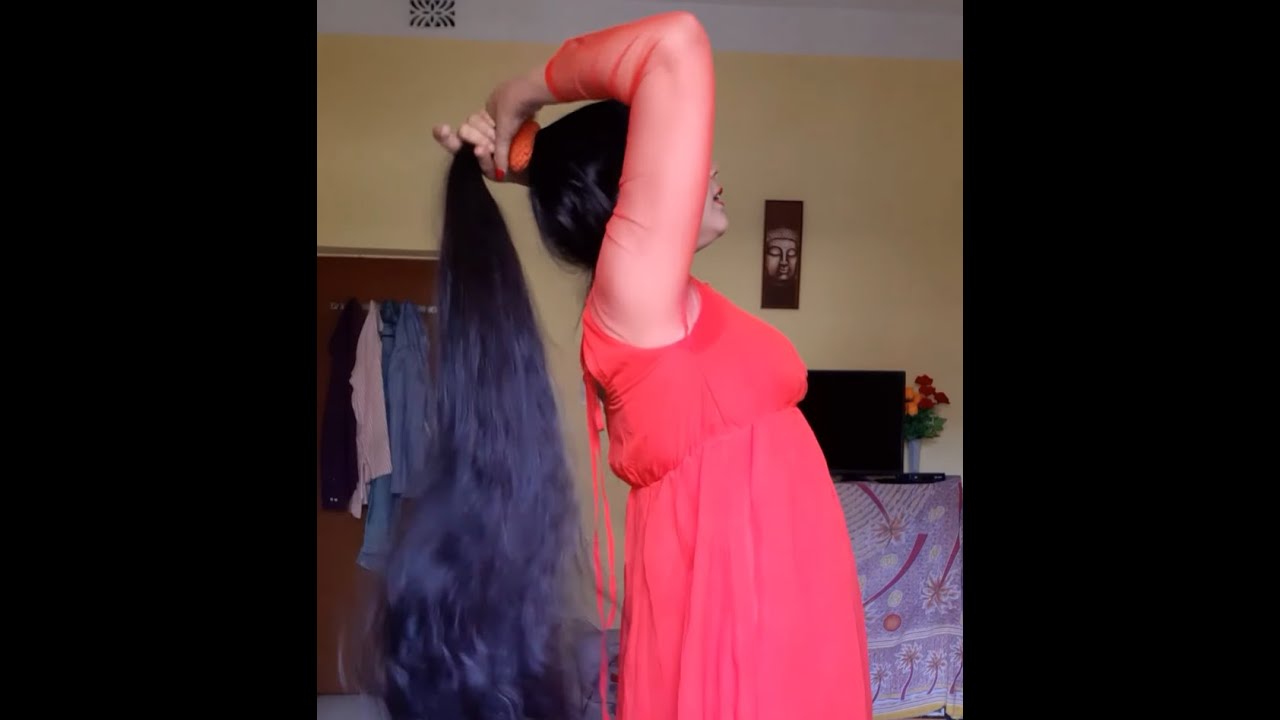 Dancing Pony in charming dress 🥰