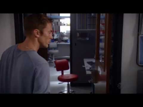Dexter aruncă quinn în greutate.