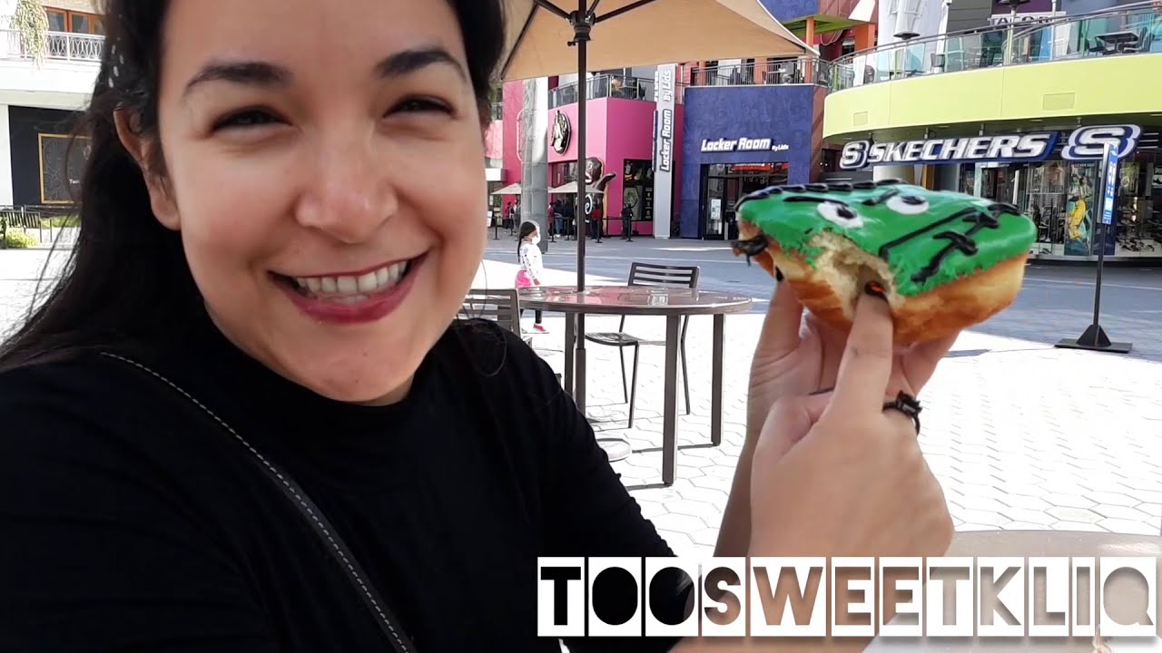 BEST Donuts in Los Angeles? Voodoo Donuts Food Review during Halloween @ Universal Studios Hollywood