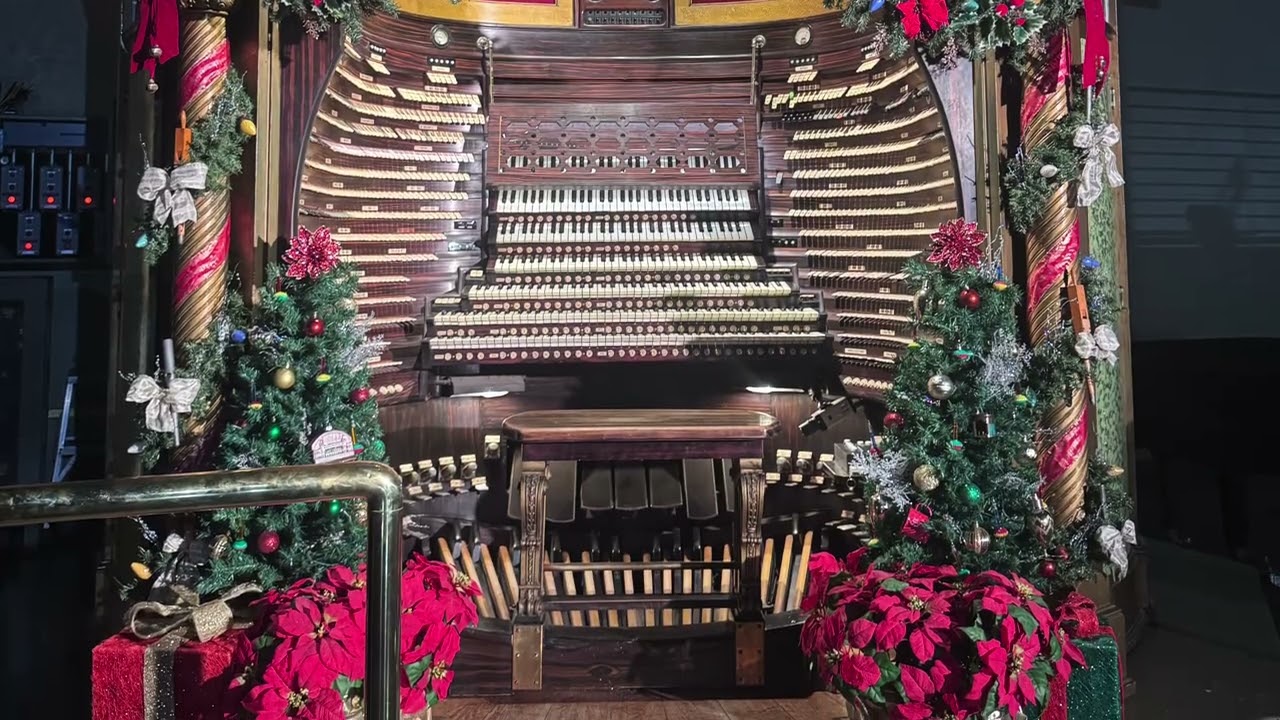 Silent Night, ARR. Virgil Fox on Worlds largest pipe organ played by Andrew McKeon
