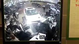 Otomobil Kafeye Daldı 1I Ağır 3 Yaralı