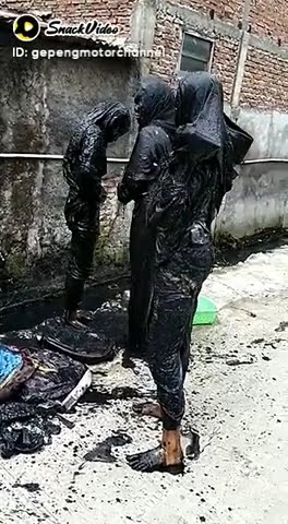 Cewek Kecebur Selokan Got