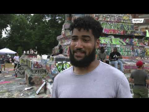 USA: Armed BLM protesters stand guard around Robert E. Lee statue