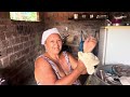 Dona maroca cozinhando feijo no fogo de barro